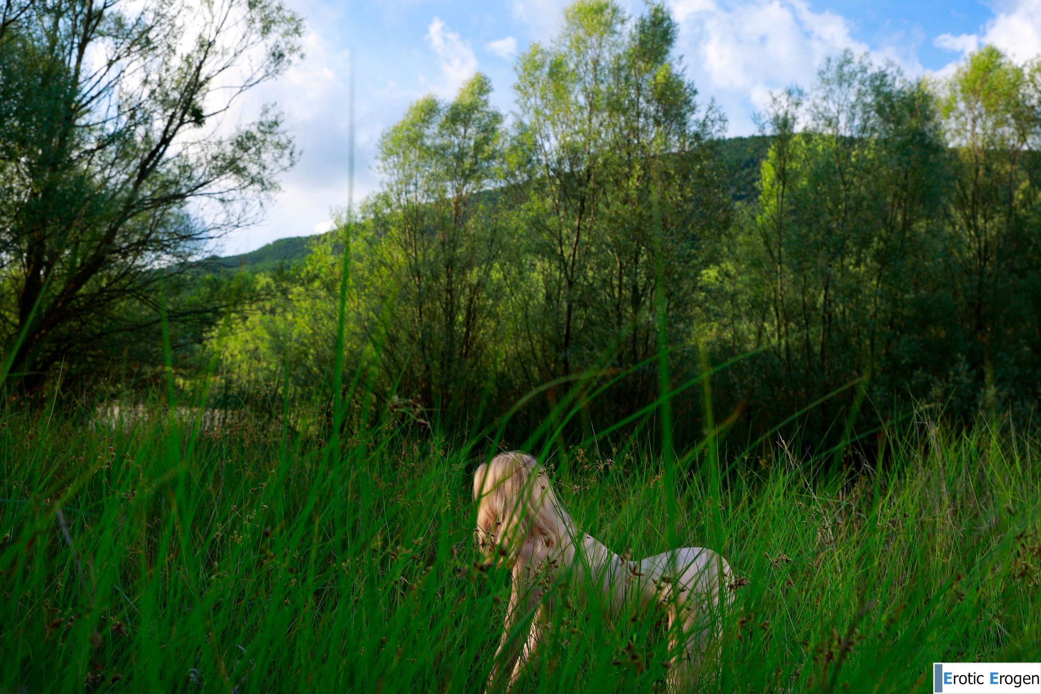 Una in Green Grass. Picture 28