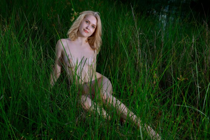 Una in Green Grass. Thumb 23