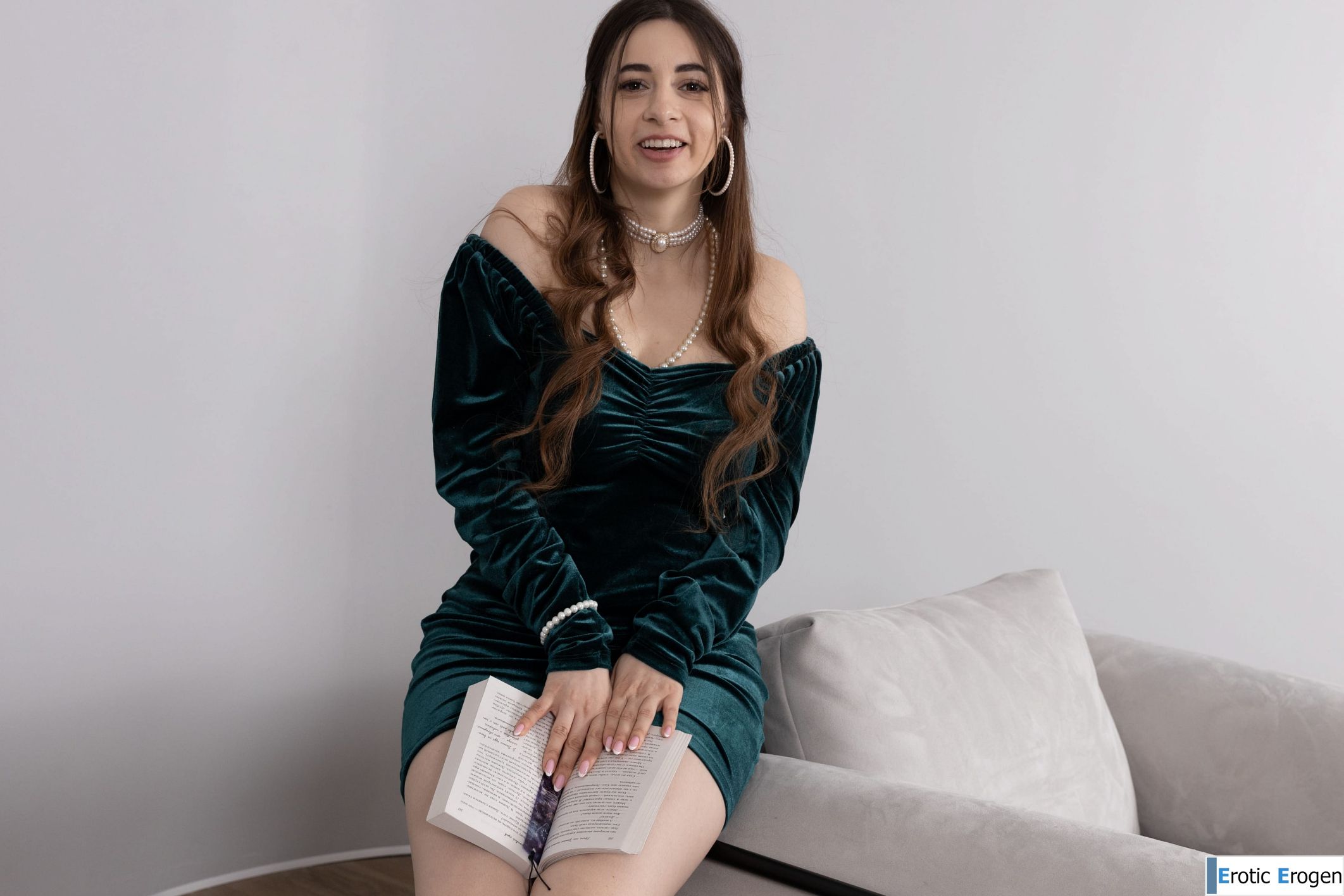Ella Mira in Curves And Pearls. Picture 4